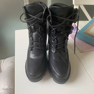 Heeled boots, worn once